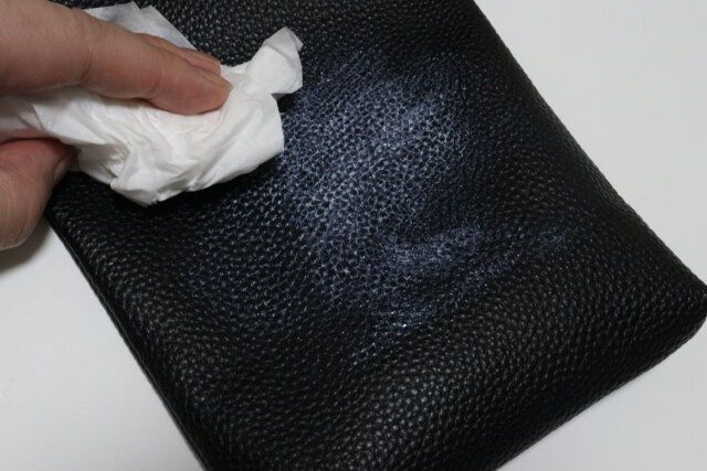 パフ（メイク落とし用、エンボスタイプ） 汚れをティッシュで除去