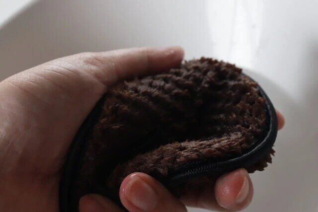 パフ（メイク落とし用、エンボスタイプ） 水を含ませる