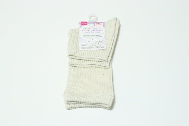 ダイソー おうちケアシルク入オープントゥソックス パッケージ