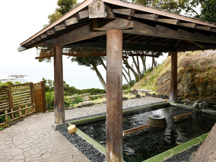 南房総温泉郷とは、房総半島の南端、館山・白浜・千倉といった温暖なエリアに点在する複数の温泉地の総称。太平洋を一望できるオーシャンビューの露天風呂と、伊勢海老やアワビなどの新鮮な海鮮グルメが最大の魅力です。