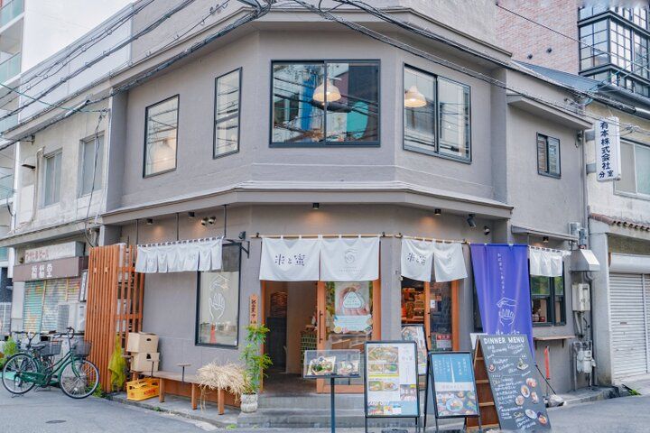 ランチはおにぎりおかわり自由。行列ができる、おにぎりとあんみつの専門店「米と蜜」