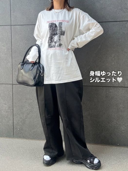 しまむらのブラックの「スウェットバレルパンツ」