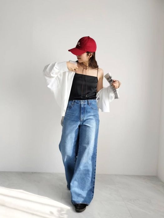 GUのブルーの「リラックスワイドフレアジーンズ」