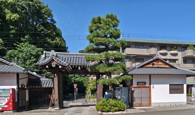 境内からから眺めた総門（右に不動堂・左に地蔵堂）