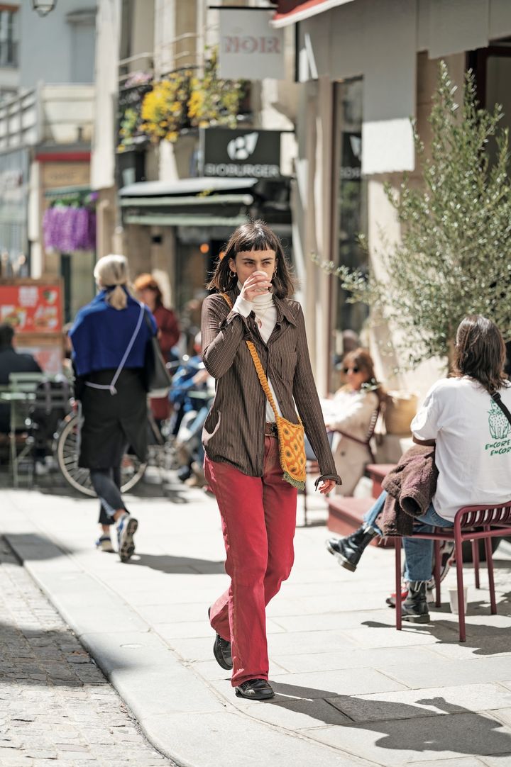 秋らしい赤いパンツが印象的。ヴィンテージアイテムを上手にレイヤードしたコーデ