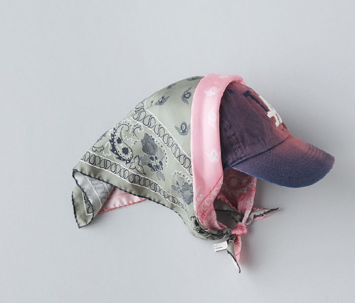 スポーティなキャップにスカーフを巻くアレンジ