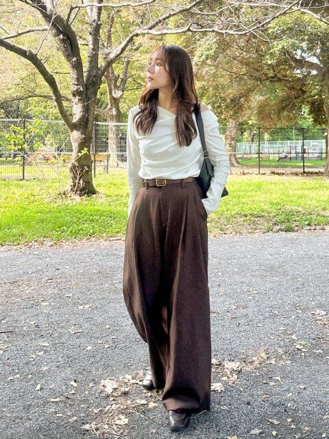 秋色ブラウンパンツの上品大人スタイル