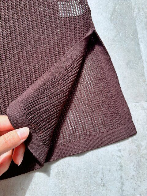 裾にはスリットが入っている