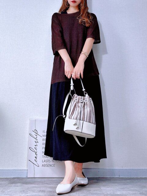 ワンピースにレイヤードしてこなれ感を