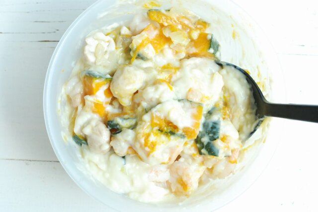 炒めた具材とかぼちゃ、ホワイトソース1／2量をざっくり混ぜ合わせグラタン皿に入れる。