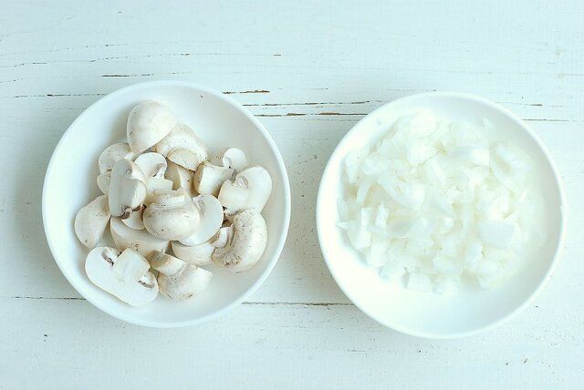 カットされたマッシュルームと玉ねぎのみじん切り