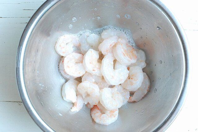 エビに塩小さじ1と片栗粉を揉みこみ、水洗いする。