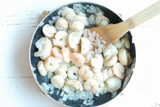 フライパンにサラダ油を熱し、エビと玉ねぎ、マッシュルームを炒め塩コショウを振る。