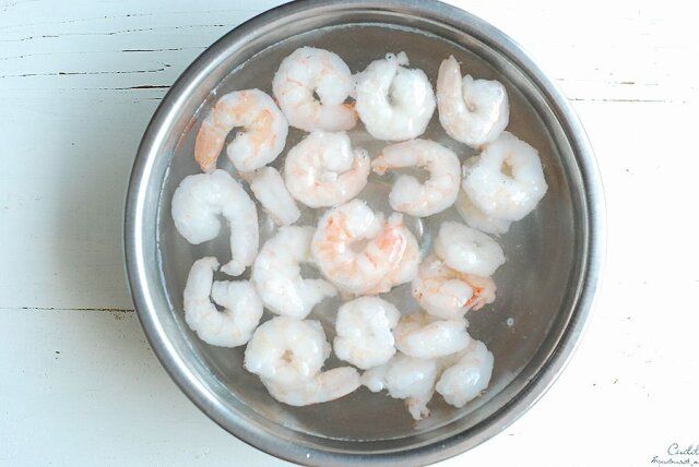 冷凍エビを解凍する。