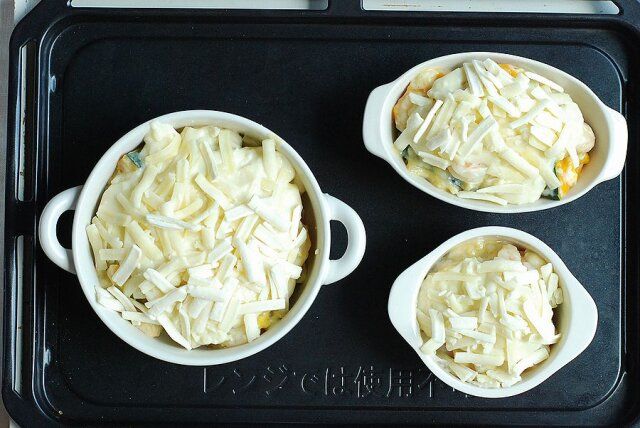 上から残りのホワイトソースをかけ、チーズを全体にちらしてオーブンで焼く。