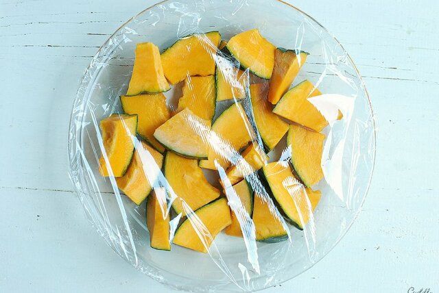 かぼちゃは1.5cm厚の食べやすい大きさにカットして、耐熱皿に入れふんわりとラップをかけ。