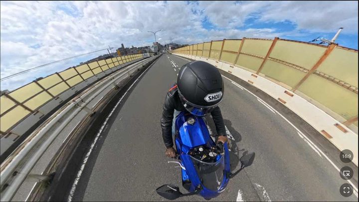 画角が広いので身体全体を撮影することが可能。自身のライディングフォームチェックにも役立つ