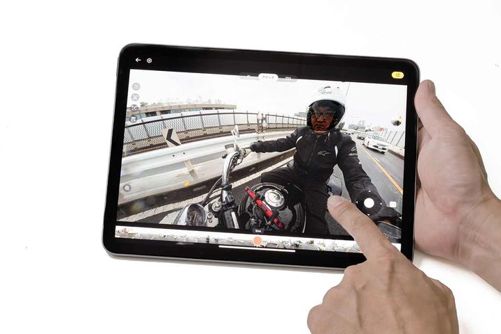 アプリでカメラの向きや角度を編集し、通常の動画として出力できる。被写体を自動追尾し、常に画面中央に映す機能などもある