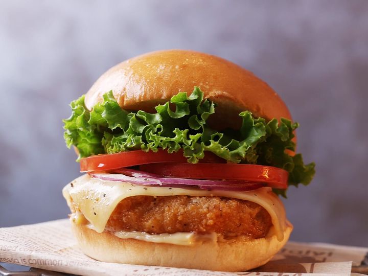 スモーク モントレージャックチーズ チキンバーガー