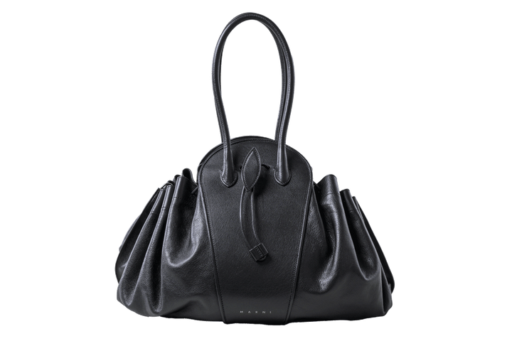 〈マルニ〉のトップハンドルバッグ