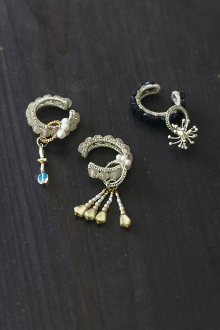 ひとつとして同じデザインがないのも「ドマーシ」の魅力。イヤカフはすべてカフ部分がφ2㎝各9,900円（パーツ込み）。