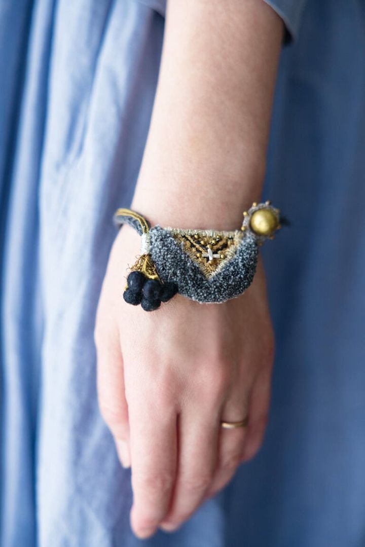 バッグチャームにもなり、2ウェイで使えるブレスレット。モチーフ部分はW5×H3㎝、ベルト14㎝ 16,500円。