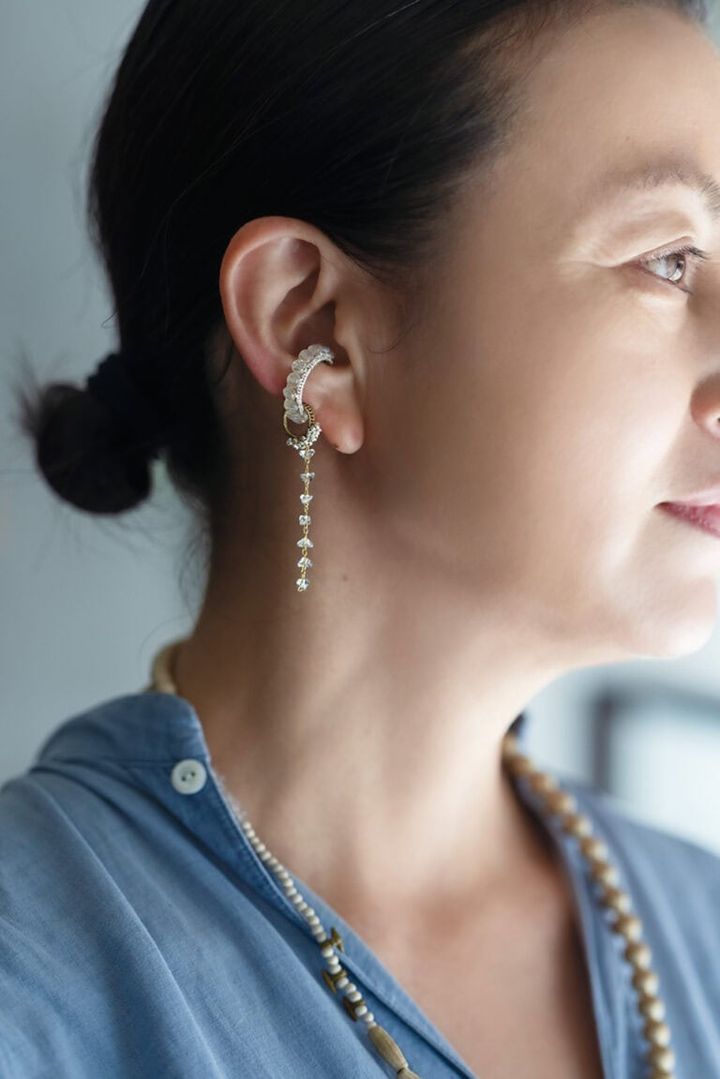 新作のイヤカフは写真のようにパーツをセットでつけても、シンプルにカフ部分だけにしてもおしゃれ。