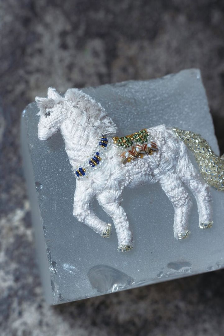 刺しゅうの技が光るブローチは、馬の毛並みまで美しく表現されてうっとり。「つぶらな瞳もたまらなく可愛い」と片岡さん。W8×H7㎝ 16,500円。