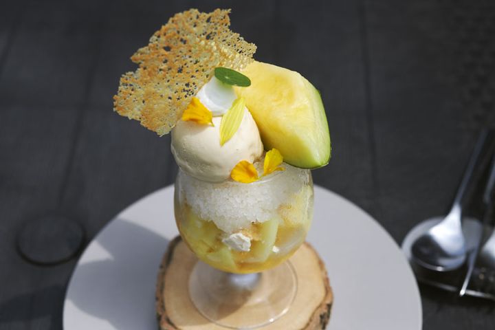 「みやまの芽吹き 2種のメロンパフェ」ドリンク付き4500円。メロンの種類は時期により変わる