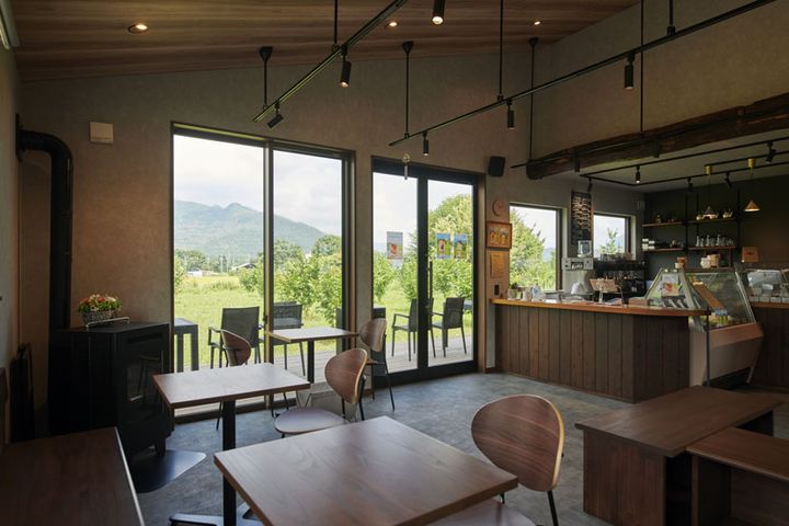 白馬のそば屋で使っていたという古材を梁に。窓の外にはヘーゼルナッツ畑が広がる