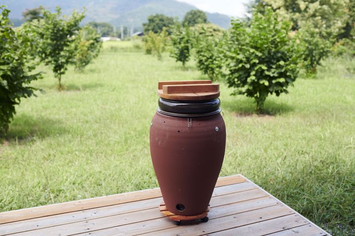 大きな壺の中にサツマイモを並べ、練炭で焼いて甘〜い焼き芋に