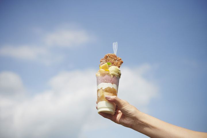 テイクアウトカップに入った「テラスパフェ もも」2500円。上にのっているのはザクザクのアマンドチュイル