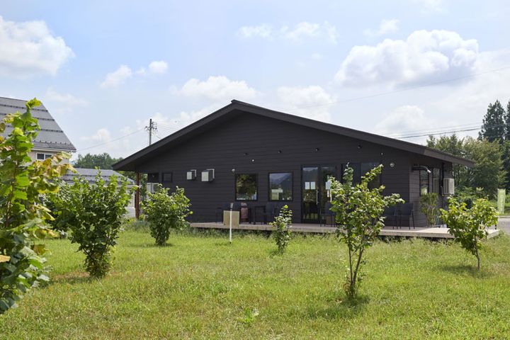 ヘーゼルナッツ畑から見たTABITABIの建物