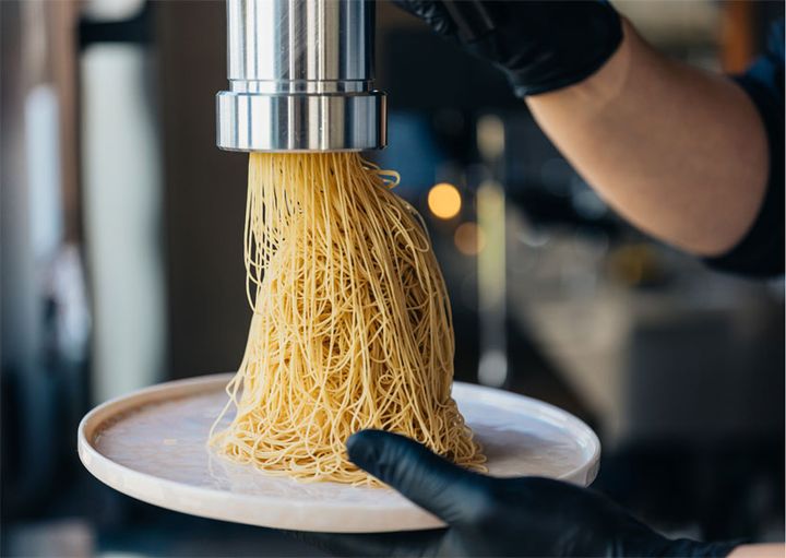 注文後に目の前でペーストを絞ってつくる、熟成甘栗のモンブラン（写真提供／TABITABI）