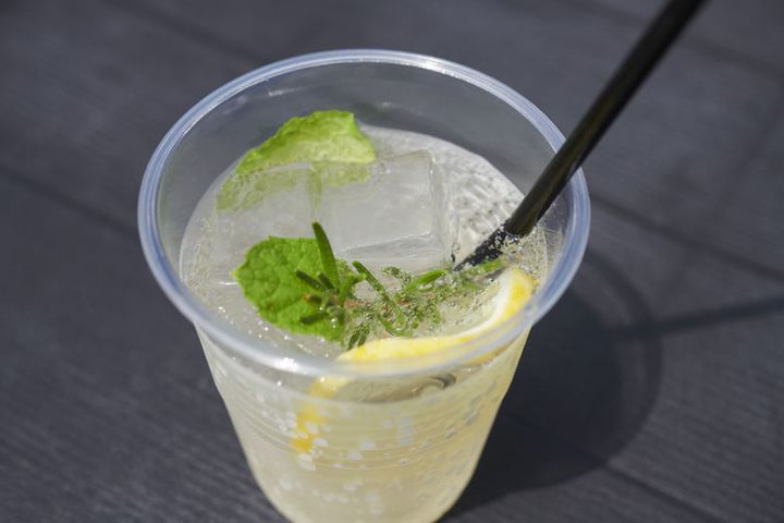 エルダーフラワースカッシュ700円（店内用パフェ注文時はパフェ価格に込み）