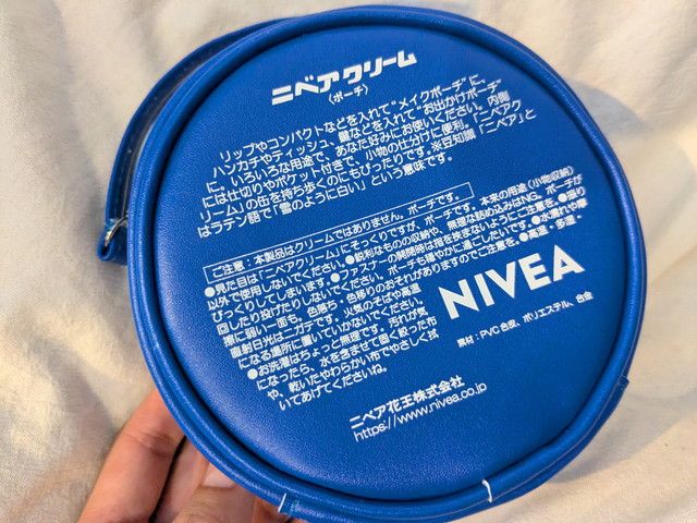 ポーチ背面に印字された説明テキストとNIVEAロゴ