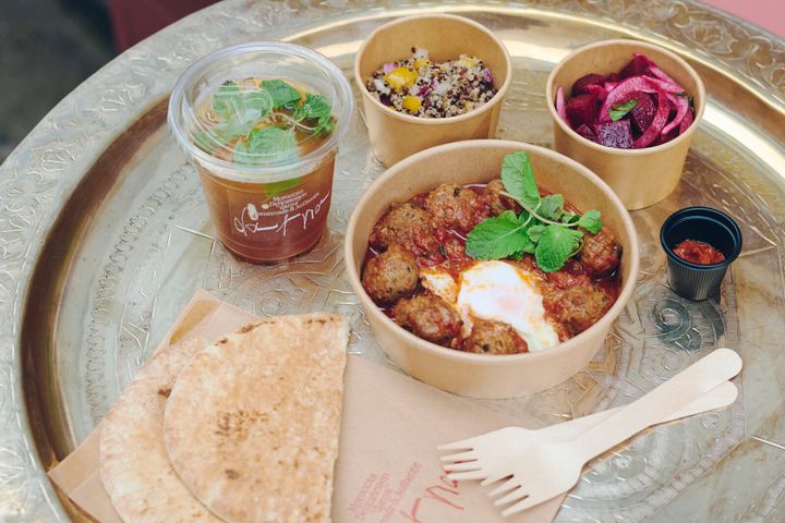 ケフタ タジン、ピタパン、キヌアのサラダ、ビーツのサラダ、モロッカンミントティー