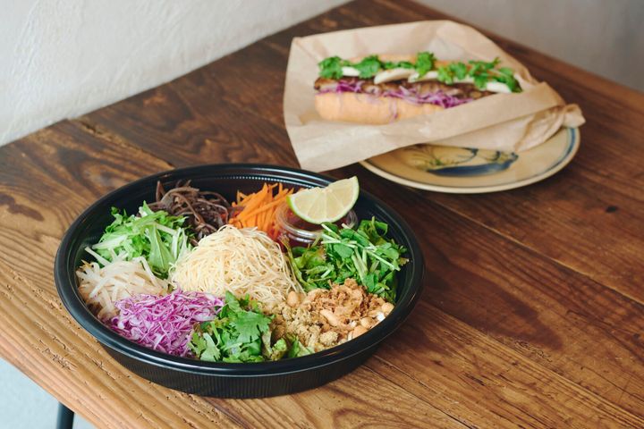 たっぷり野菜のカリカリ和え麺とペッパーグリルチキンとかぶのバインミー