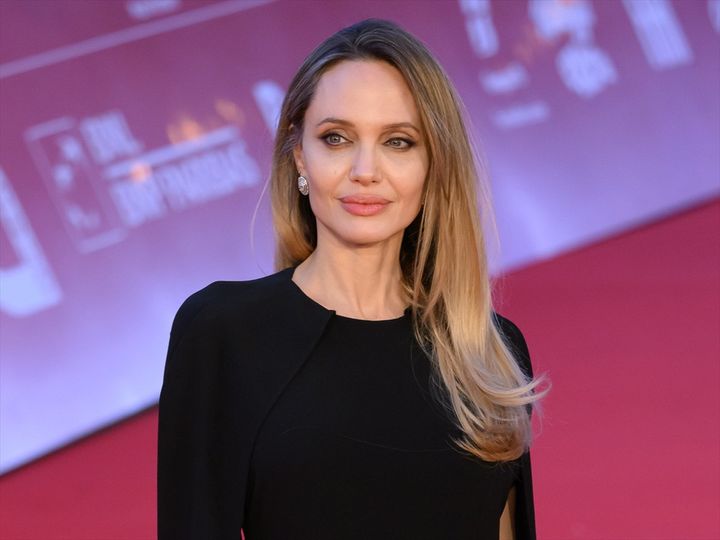 アンジェリーナ・ジョリー、大胆に背中が開いたドレスで巨大タトゥーを堂々披露 （C）Zeta Image width=