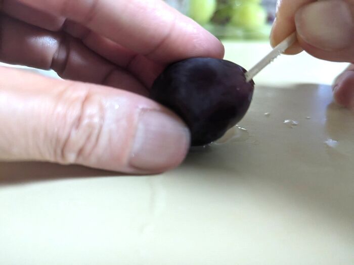 ぶどうの皮、こんなに簡単にむけるなんて！驚きの〈裏ワザ〉3つ試してみた♪