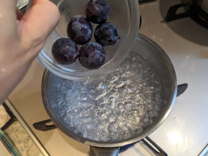 ぶどうの皮、こんなに簡単にむけるなんて！驚きの〈裏ワザ〉3つ試してみた♪