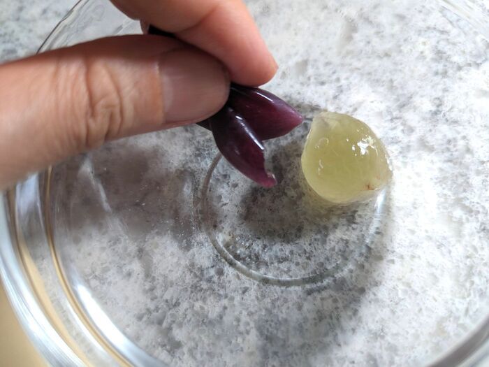 ぶどうの皮、こんなに簡単にむけるなんて！驚きの〈裏ワザ〉3つ試してみた♪