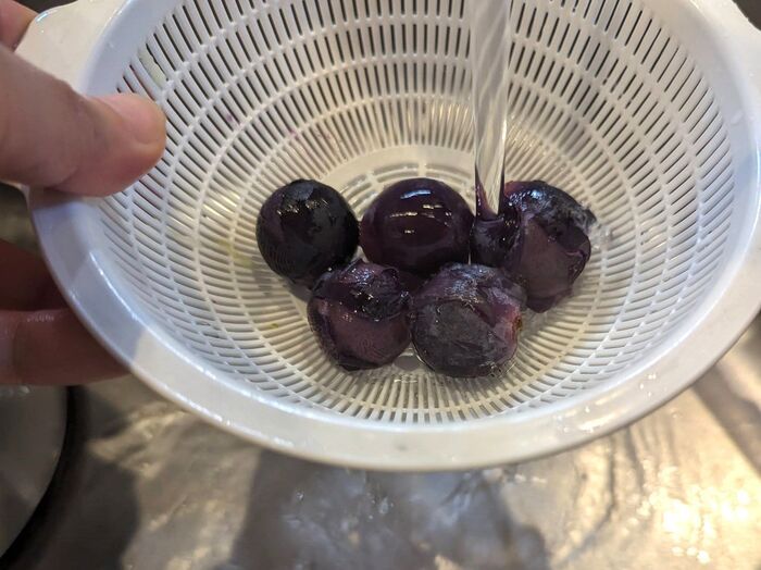 ぶどうの皮、こんなに簡単にむけるなんて！驚きの〈裏ワザ〉3つ試してみた♪