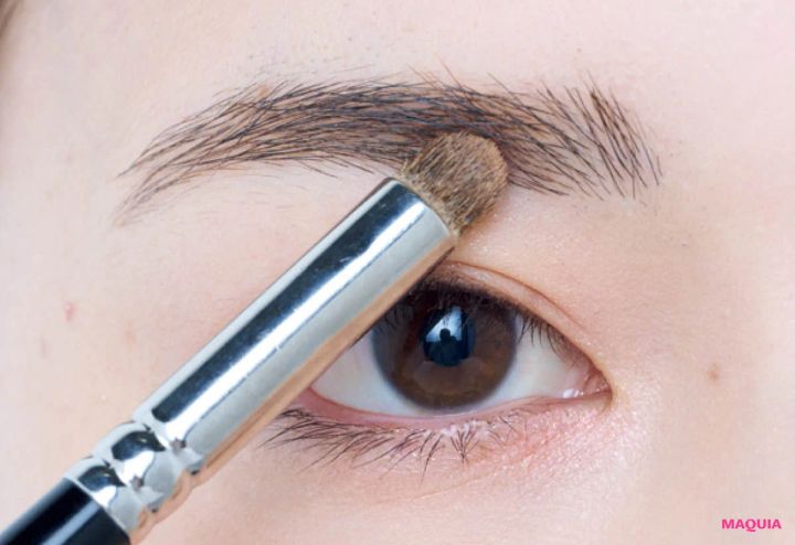 忘れ眉 濃い眉のアイブロウメイク 笹本恭平 HOW TO ベージュパウダーで眉の存在感を抑える