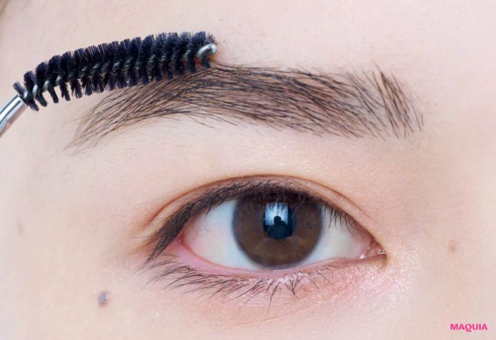 忘れ眉 濃い眉のアイブロウメイク 笹本恭平 HOW TO 基本プロセス同様、まずは毛流れを整える