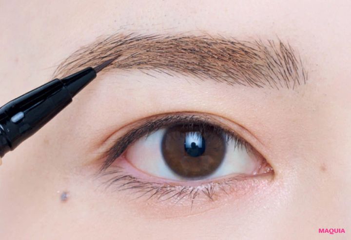 忘れ眉 濃い眉のアイブロウメイク 笹本恭平 HOW TO 毛が足りない部分はリキッドで描き足す