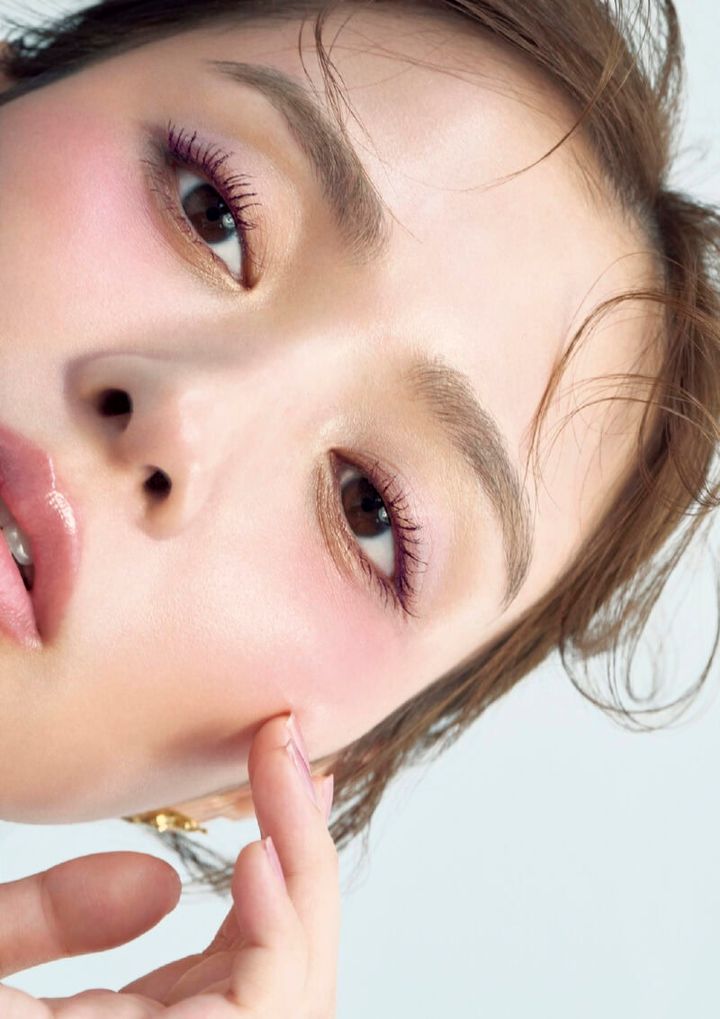 赤みのマスカラを纏って、柔らかく洒落た目元に モデル＝内田理央