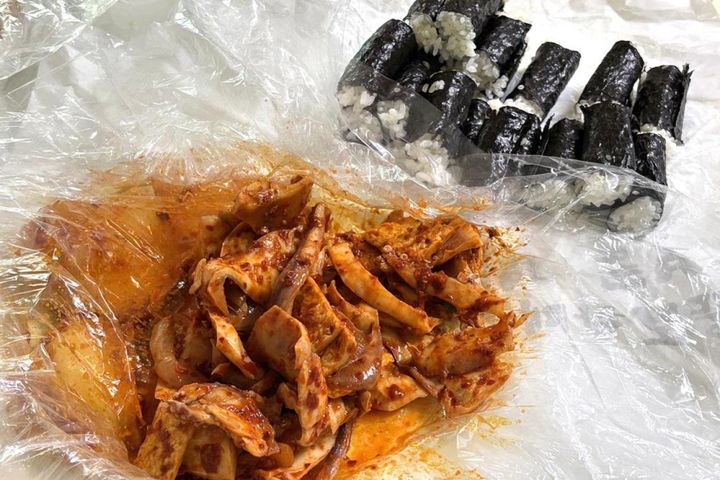 こちらは統営名物の忠武キンパッ。昔、漁師が船旅にキンパッを持って行くと傷んでしまうため、握り飯と具を別々にしたのが由来だそう。イカとオデンの辛和え、大根キムチと一緒に食べます。