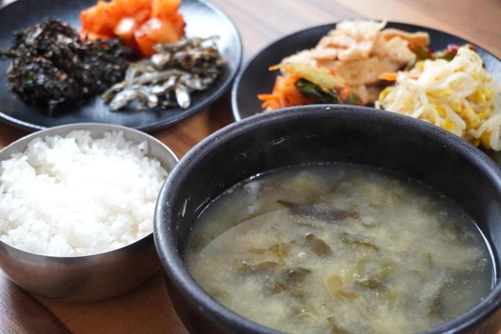 たくさんのおかずもセットで6000ウォン。やはりソウルで食べるより格安です。隣の席では朝からアジョッシたちがマッコリ片手に宴会をしていました。ストレスが無さそうで何よりです。