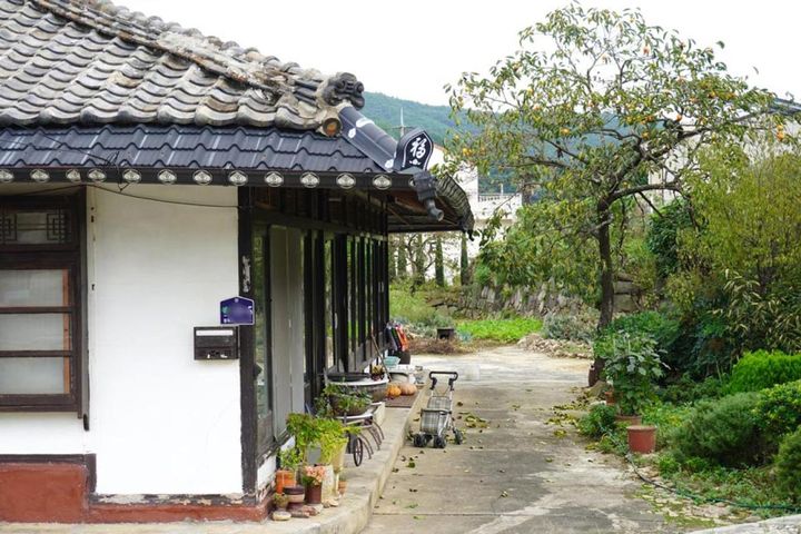 「福」と書かれた瓦屋根がかわいいお宅。